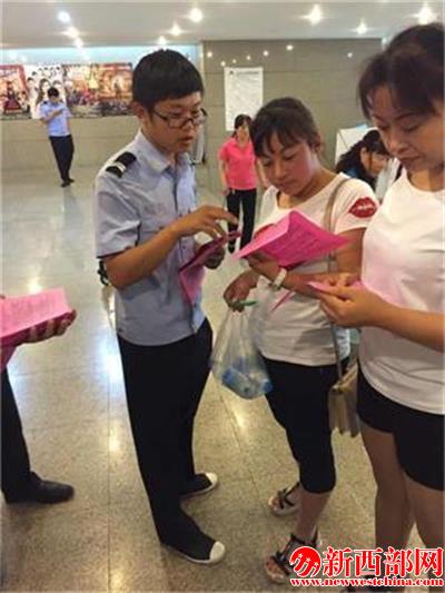 大柳塔派出所民警向群眾宣傳防拐知??_看圖??jpg