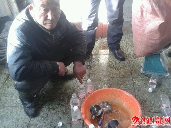張某在指認其配制毒品的工??jpg