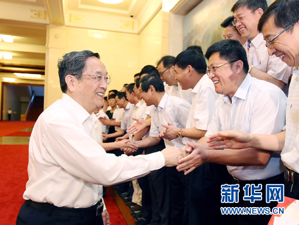 會(huì)前,俞正聲、張高麗接見援藏干部代表,向參加對(duì)口支援西藏工作的各地區(qū)各部門各單位和廣大援藏干部表示誠摯問候。新華社記者 姚大偉 攝 會(huì)前,俞正聲、張高麗接見援藏干部代表,向參加對(duì)口支援西藏工作的各地區(qū)各部門各單位和廣大援藏干部表示誠摯問候。新華社記者 姚大偉 攝