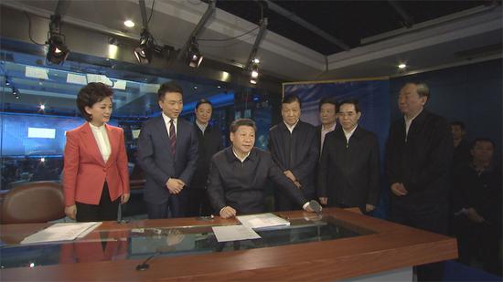 在中央電視臺《新聞聯(lián)播》演播室、導(dǎo)播室，習(xí)近平向主持人和工作人員了解新聞制播流程，并親自切換按鈕體驗(yàn)?zāi)M播出。