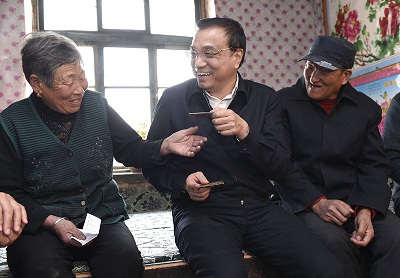 國務(wù)院??理李克強近日到第二批群眾路線教育實踐活動聯(lián)系點??—內(nèi)蒙古翁牛特旗調(diào)查研究、了解情況,面對面聽取基層干部群眾意見建議??新華社記者黃敬文、中新社記??劉震 ??jpg