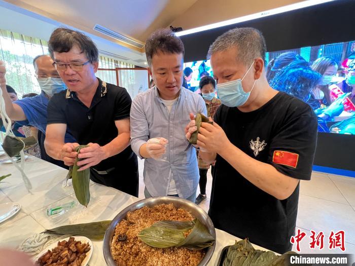 圖為在渝臺(tái)胞體驗(yàn)包粽子?!$婌?攝 圖為在渝臺(tái)胞體驗(yàn)包粽子?!$婌?攝
