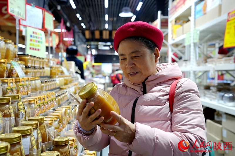 西安市民挑選進(jìn)口食品。人民網(wǎng)記者 賈凱璐攝
