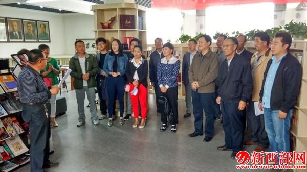 市慈善協(xié)會(huì)宣傳部長(zhǎng)張榆生在荷風(fēng)書苑主持授牌儀??jpg