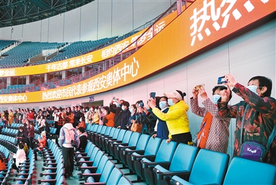 3月22日,市民代表參觀西安奧體中心。(資料圖片 首席記者 王健 實習(xí)生 李緯坤 攝)
