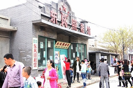 游客駐足參觀.JPG