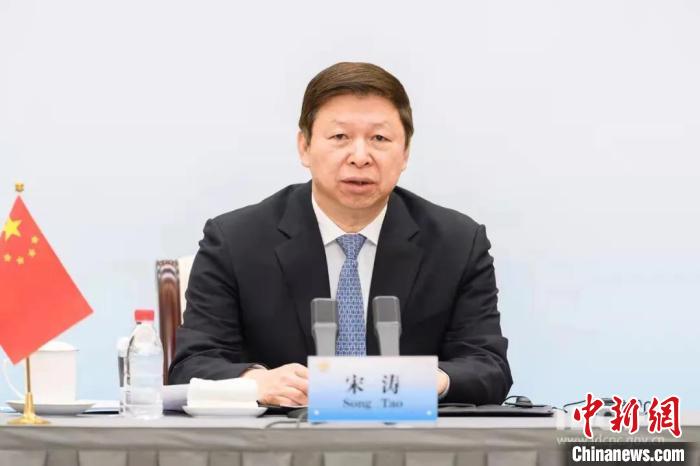 中共中央對外聯(lián)絡部部長宋濤出席并作主旨講話?!≈新?lián)部 供圖 中共中央對外聯(lián)絡部部長宋濤出席并作主旨講話。 中聯(lián)部 供圖