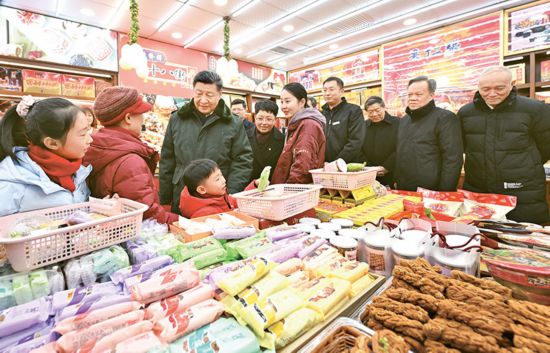 2024年2月1日至2日,中共中央總書記、國(guó)家主席、中央軍委主席習(xí)近平來(lái)到天津,看望慰問(wèn)基層干部群眾。這是1日下午,習(xí)近平在天津古文化街考察時(shí),走進(jìn)店鋪同現(xiàn)場(chǎng)群眾互動(dòng)交流。 新華社記者 謝環(huán)馳/攝