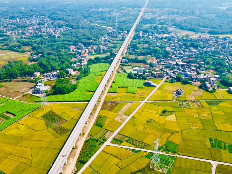 正在建設的南玉鐵路。陳果攝 正在建設的南玉鐵路。陳果攝