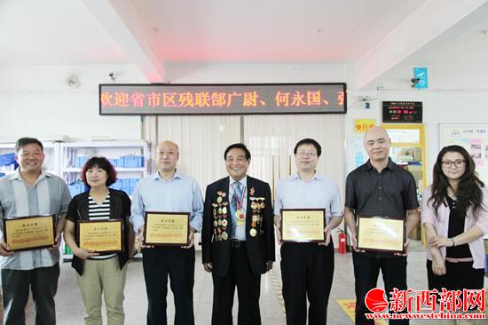 華亞郭永勝董事長(zhǎng)向郜廣尉等領(lǐng)導(dǎo)頒發(fā)愛(ài)心大使牌匾_副本.jpg