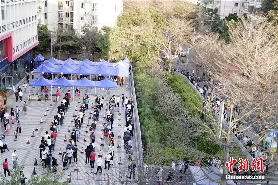 圖為深圳市民有序排隊(duì)做免費(fèi)核酸檢測(cè)。<a target='_blank' href='/'>中新社</a>記者 陳文 攝 圖為深圳市民有序排隊(duì)做免費(fèi)核酸檢測(cè)。<a target='_blank' href='/'>中新社</a>記者 陳文 攝