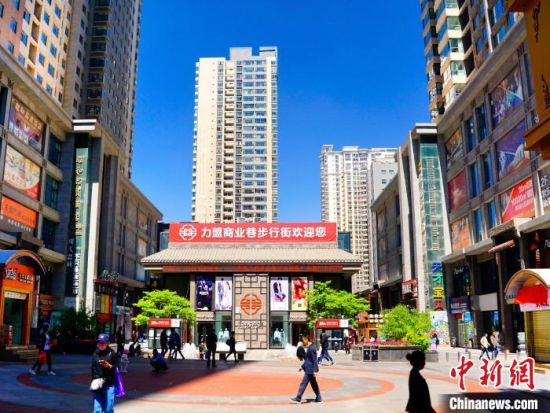 資料圖為西寧市城西區(qū)力盟商圈一角。黎曉剛 攝