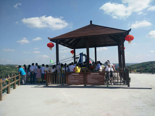 游人排隊等??乘坐空中滑索_副本.jpg