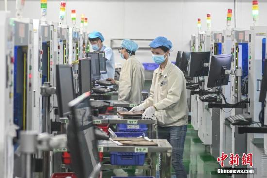 資料圖:2月20日,位于廣州南沙區(qū)的安捷利(番禺)電子實業(yè)有限公司內,復工人員戴著口罩在生產車間有序工作。<a target='_blank' >中新社</a>記者 陳驥旻 攝 資料圖:2月20日,位于廣州南沙區(qū)的安捷利(番禺)電子實業(yè)有限公司內,復工人員戴著口罩在生產車間有序工作。<a target='_blank' >中新社</a>記者 陳驥旻 攝