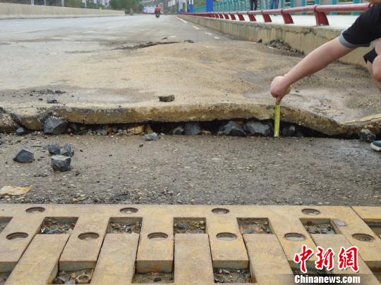 大雨過(guò)后,橋面隆起約有15厘米。 張丹莉攝