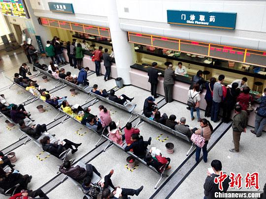 資料圖:市民在醫(yī)院等候領(lǐng)取藥品。<a target='_blank' >中新社</a>發(fā) 張斌 攝 點(diǎn)擊進(jìn)入下一頁(yè)