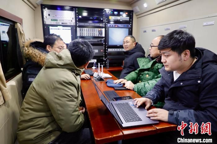 圖為工作人員為此次飛行提供服務保障。 榆陽區(qū)委宣傳部供圖 圖為工作人員為此次飛行提供服務保障。 榆陽區(qū)委宣傳部供圖