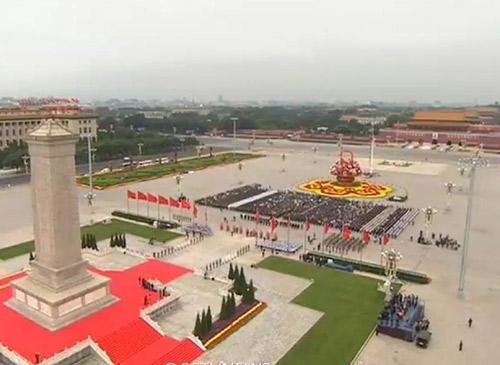 向人民英雄敬獻花籃儀式