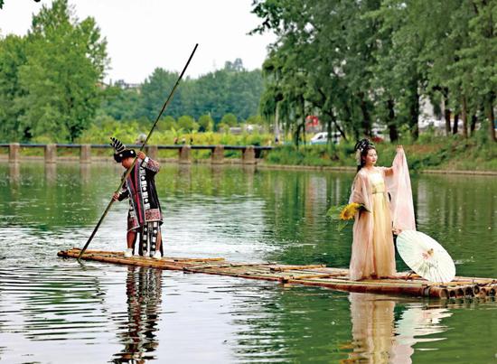 湄潭縣黃家壩鎮(zhèn)船邊村,游客乘竹筏觀賞湄江景色(遵義圖庫(kù) 楊國(guó)慶 攝) 湄潭縣黃家壩鎮(zhèn)船邊村,游客乘竹筏觀賞湄江景色(遵義圖庫(kù) 楊國(guó)慶 攝)