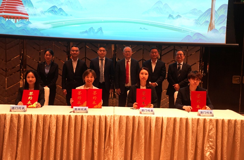 6兩地文旅企業(yè)代表簽署客源互換合作協(xié)定與戰(zhàn)略合作協(xié)定。.jpg