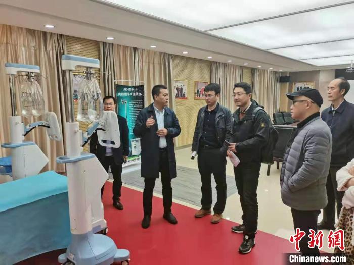圖為上海考察團(tuán)在甘肅科技企業(yè)參觀交流。甘肅省科技廳供圖 甘肅省科技廳供圖 攝