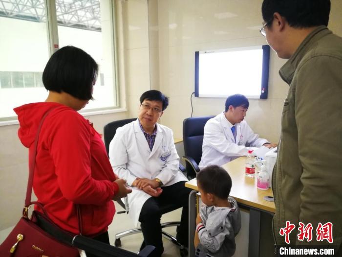 農(nóng)工黨黨員專家團(tuán)隊(duì)在鎮(zhèn)雄縣人民醫(yī)院在位幫扶坐診?!∞r(nóng)工黨成都市委會供圖 農(nóng)工黨黨員專家團(tuán)隊(duì)在鎮(zhèn)雄縣人民醫(yī)院在位幫扶坐診?!∞r(nóng)工黨成都市委會供圖