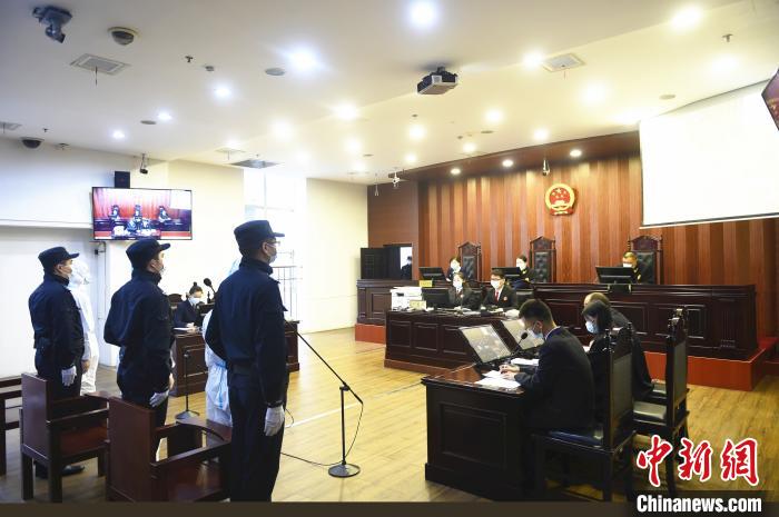 9月22日上午,湖北省武漢市江漢區(qū)人民法院公開(kāi)開(kāi)庭審理了被告人肖修海、肖遠(yuǎn)萬(wàn)、肖國(guó)倫非法捕撈水產(chǎn)品罪一案。圖片由最高人民法院提供 9月22日上午,湖北省武漢市江漢區(qū)人民法院公開(kāi)開(kāi)庭審理了被告人肖修海、肖遠(yuǎn)萬(wàn)、肖國(guó)倫非法捕撈水產(chǎn)品罪一案。圖片由最高人民法院提供
