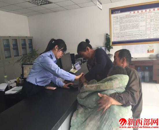 戶籍民警屈換霞為沈樹林采集指??jpg