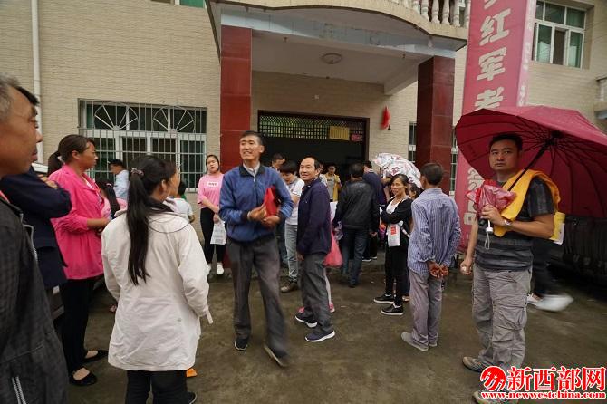 1旬陽縣紅軍鎮(zhèn)????志愿者在召集????學(xué)的塵肺病家??jpg