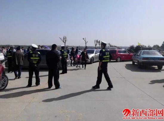 民警維護(hù)交??秩序.jpg