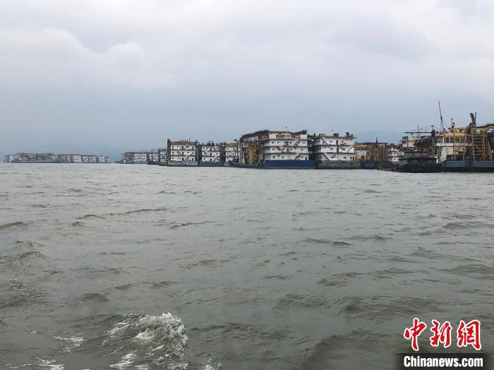 9月23日,被封停在鄱陽(yáng)湖上的采砂船?!±罴?攝 9月23日,被封停在鄱陽(yáng)湖上的采砂船。 李純 攝