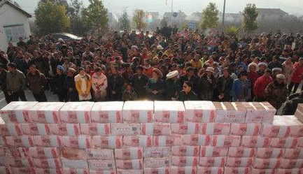 涼山州冕寧縣建設(shè)村給340戶村民分紅，最多的村民領(lǐng)到了30萬