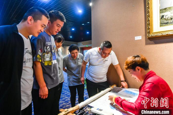 圖為南京市民觀賞湟源縣非遺產品制作?!′以纯h委宣傳部 供圖 圖為南京市民觀賞湟源縣非遺產品制作?!′以纯h委宣傳部 供圖
