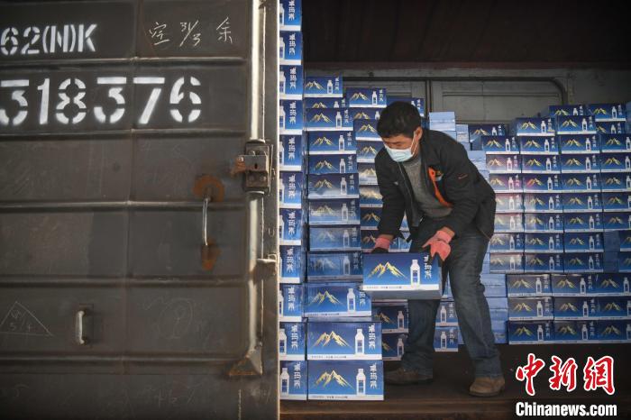 圖為工作人員在裝載抗疫生活物資。 貢嘎來(lái)松 攝 圖為工作人員在裝載抗疫生活物資?!∝暩聛?lái)松 攝