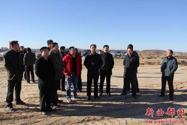 王長(zhǎng)安視察佳縣農(nóng)田水利建??jpg