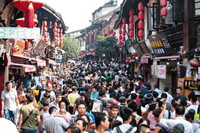 6日,游客們?cè)诖牌骺诠沛?zhèn)游玩。據(jù)了解,國(guó)慶長(zhǎng)假期間,重慶磁器口古鎮(zhèn)日均接待游客超過(guò)7萬(wàn)人次,10月3日游客人數(shù)達(dá)到最高峰突破10萬(wàn)人次。新華社記者