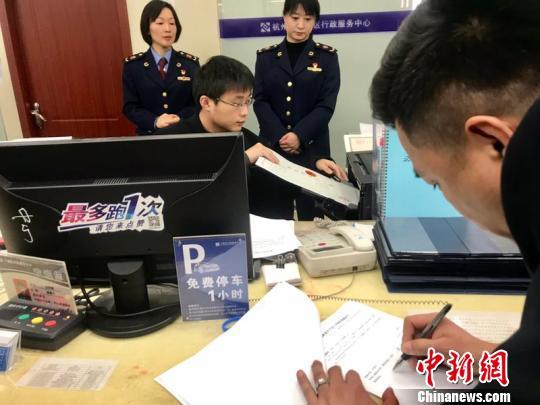 資料圖:杭州市市場(chǎng)監(jiān)管局幫助企業(yè)實(shí)現(xiàn)當(dāng)日準(zhǔn)入準(zhǔn)營(yíng)。 張煜歡 攝 點(diǎn)擊進(jìn)入下一頁(yè)