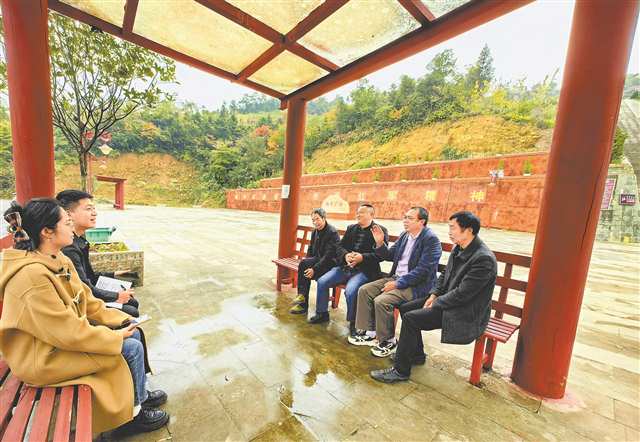 楊關村與楊柳關村組建聯(lián)合黨支部,成立楊柳關戰(zhàn)役遺址保護黨員先鋒隊, 時常召開“碰頭會”。記者 彭瑜 攝/視覺重慶