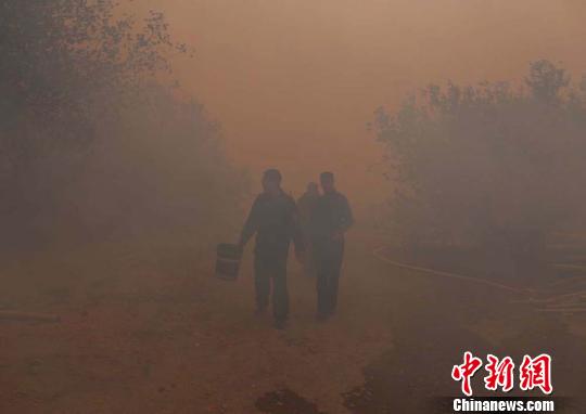新疆托克遜遭13級大風(fēng)襲擊發(fā)沙塵暴橙色預(yù)警（圖）