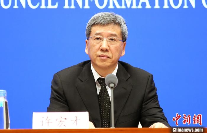 5月12日,國務(wù)院新聞辦公室在北京舉行國務(wù)院政策例行吹風(fēng)會,介紹2019年落實重大政策措施真抓實干成效明顯地方予以督查激勵情況。圖為財政部副部長許宏才出席會議。<a target='_blank' >中新社</a>記者 楊可佳 攝 點(diǎn)擊進(jìn)入下一頁