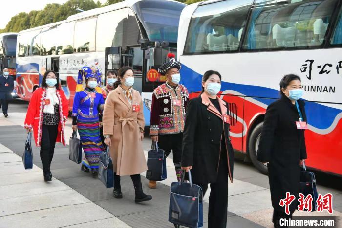 圖為云南政協(xié)委員抵達(dá)會(huì)場(chǎng) 劉冉陽(yáng) 攝 圖為云南政協(xié)委員抵達(dá)會(huì)場(chǎng) 劉冉陽(yáng) 攝