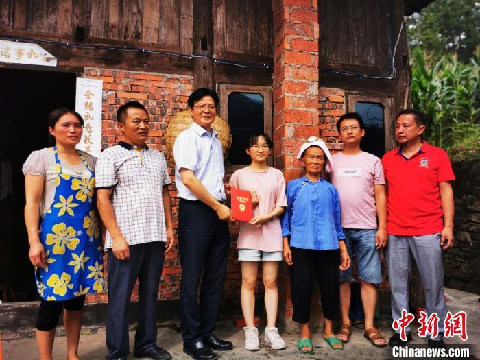 陳立群為學(xué)生送喜報(bào)。受訪者 供圖 陳立群為學(xué)生送喜報(bào)。受訪者 供圖
