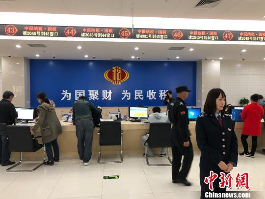 　　圖為北京市東城區(qū)聯(lián)合辦稅服務(wù)大廳?！⑽年?攝