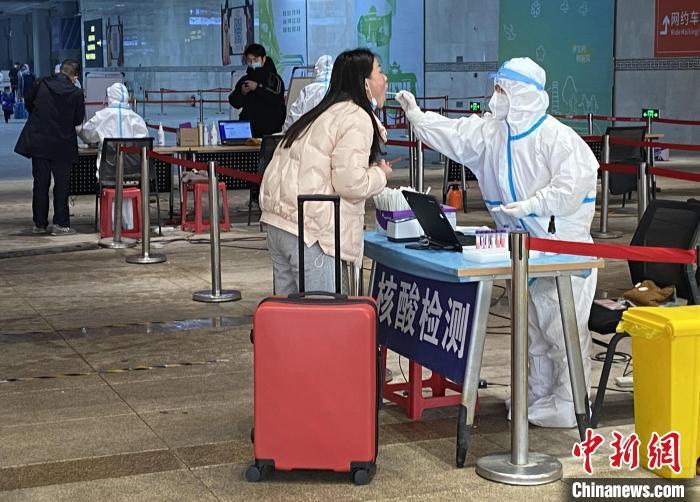 圖為西安火車站為到達(dá)旅客進(jìn)行核酸檢測?!堃怀?攝 點(diǎn)擊進(jìn)入下一頁