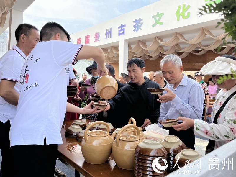 賓客現(xiàn)場(chǎng)品茗。人民網(wǎng) 李麗萍攝
