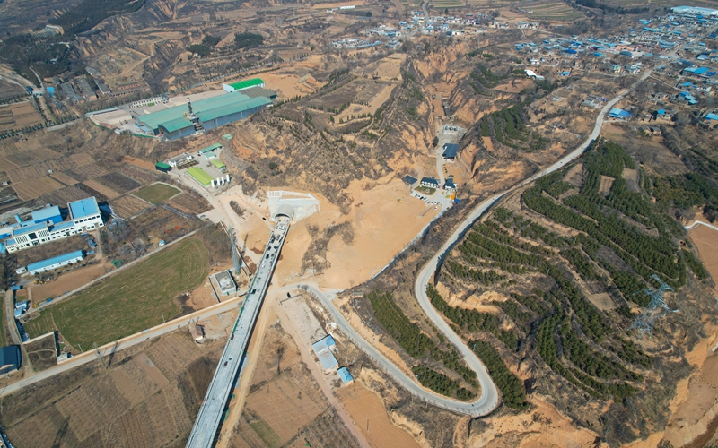西延高鐵全線最后一座隧道——西延高鐵銅川隧道順利貫通(航拍)。劉一江攝