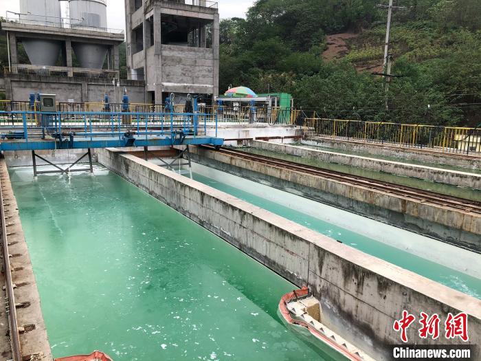 9月21日,中化涪陵化工生態(tài)環(huán)境修復(fù)基地,磷石膏滲濾液處理站已建成投運(yùn)一年半。經(jīng)過(guò)處理的滲濾液達(dá)到排放標(biāo)準(zhǔn)。 李純 攝 9月21日,中化涪陵化工生態(tài)環(huán)境修復(fù)基地,磷石膏滲濾液處理站已建成投運(yùn)一年半。經(jīng)過(guò)處理的滲濾液達(dá)到排放標(biāo)準(zhǔn)?!±罴?攝