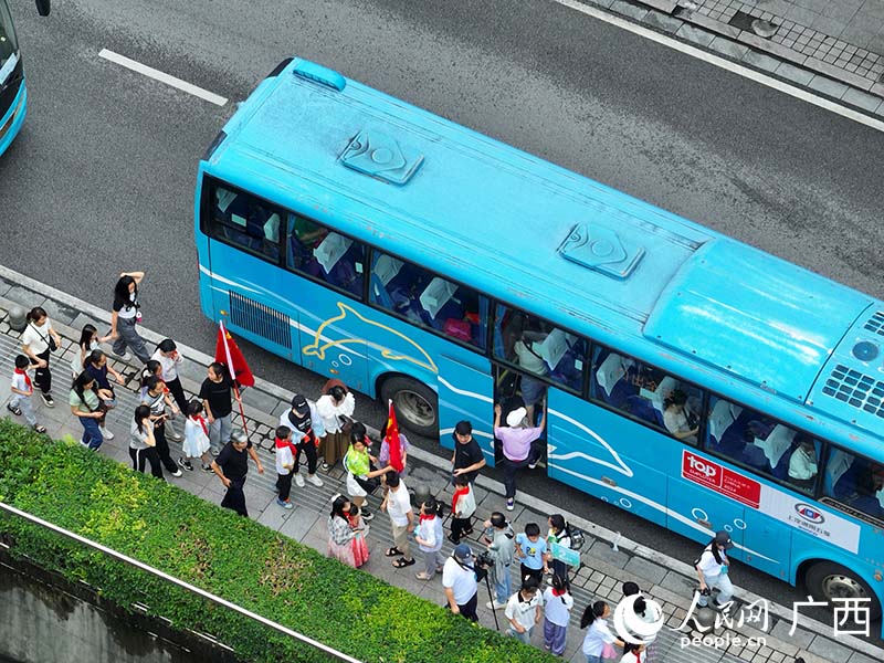 游客排隊(duì)登車。人民網(wǎng) 付華周攝 游客排隊(duì)登車。人民網(wǎng) 付華周攝