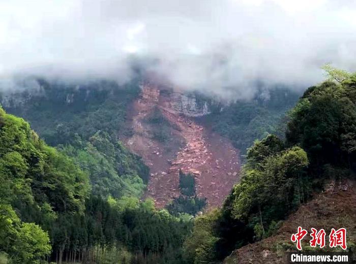 遠(yuǎn)眺趙河村13組鐵匠灣災(zāi)害現(xiàn)場。 劉忠俊 攝 遠(yuǎn)眺趙河村13組鐵匠灣災(zāi)害現(xiàn)場。 劉忠俊 攝