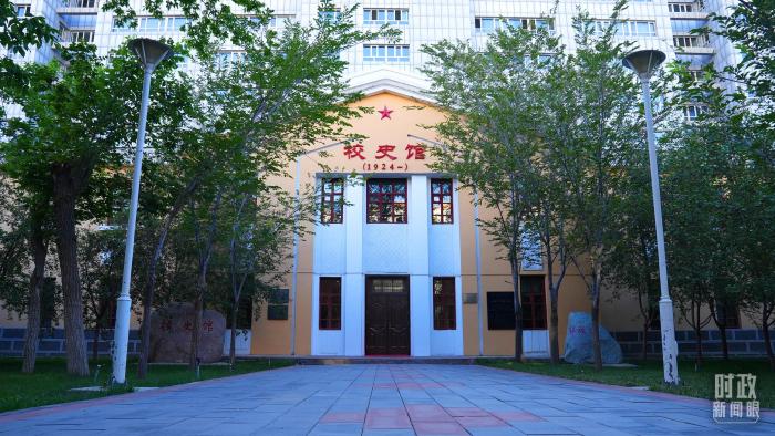 △新疆大學(xué)校史館。(總臺(tái)央視記者張洛嘉拍攝) 點(diǎn)擊進(jìn)入下一頁(yè)